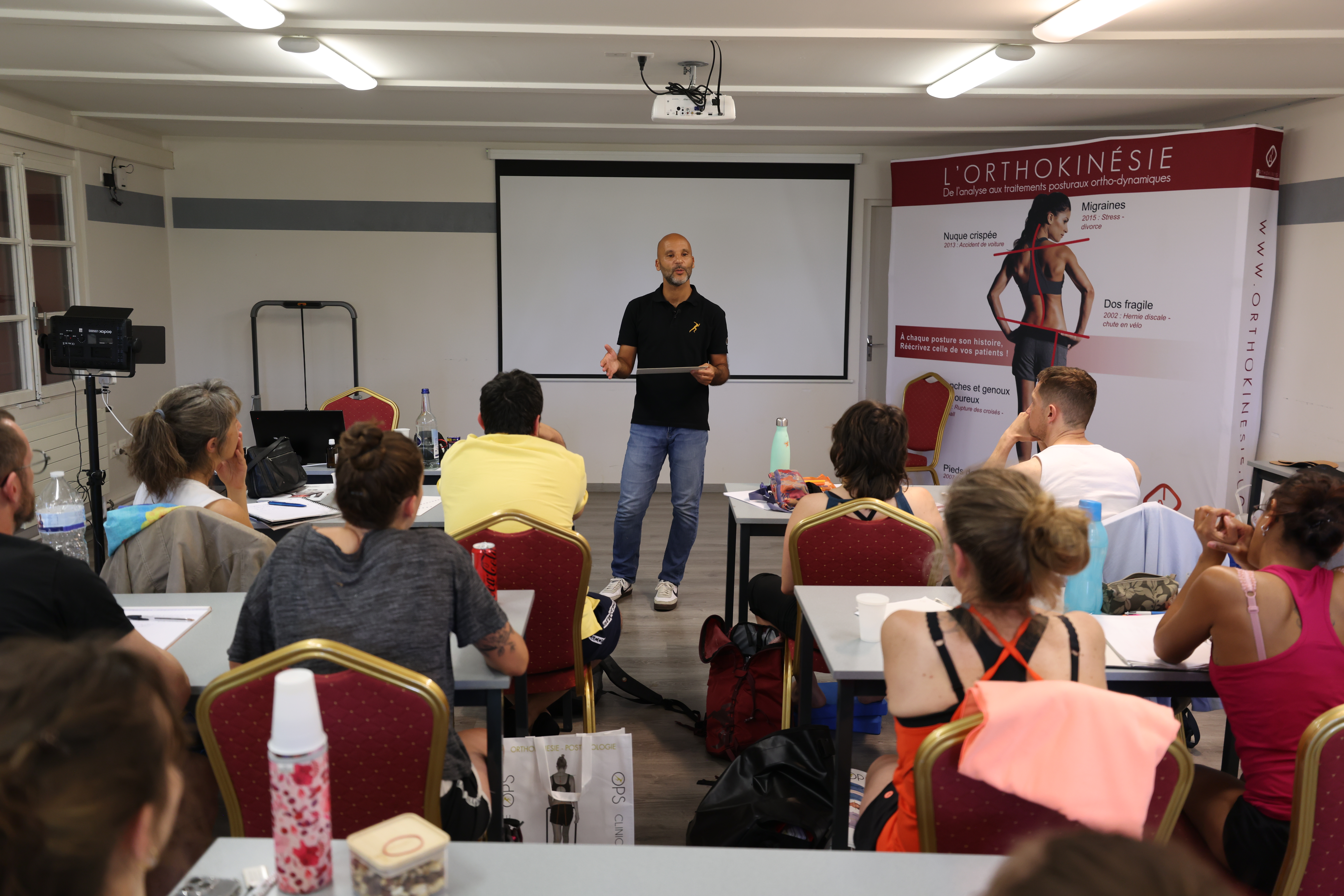 Formation en posturologie avec la méthode OTTE : thérapeutes en apprentissage théorique